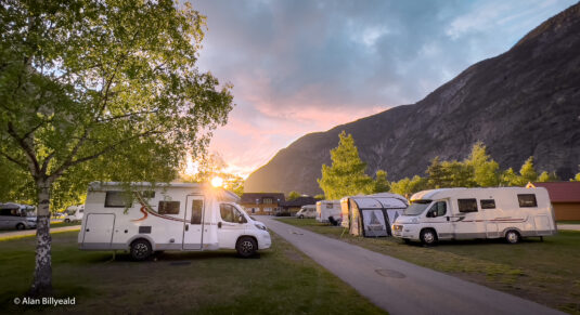Bobil parkert på Lærdal camp.