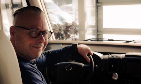 Ole Sigurd Marthins er selger hos Tellus Moghagen. Poserer i en Hymer fra Fiat.