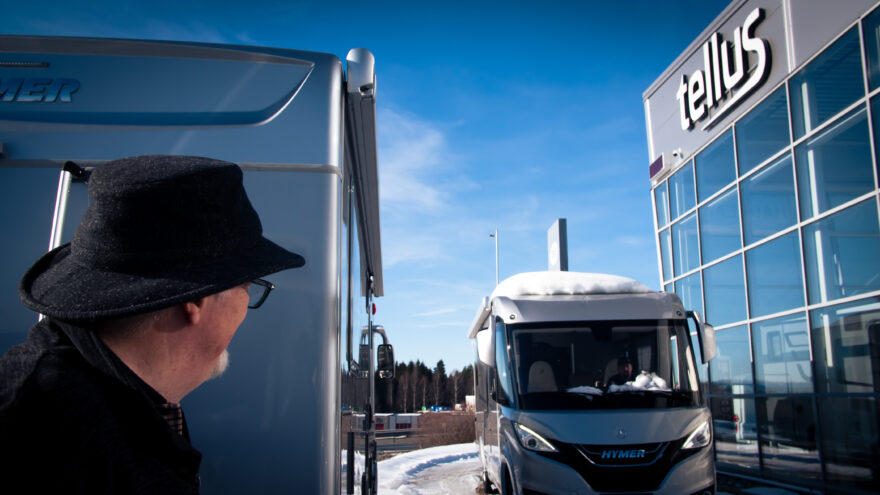 Alan kikker på en Hymer på vei ut av garasjen.